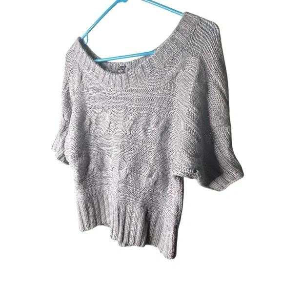 🔴 5 for $40 SALE!
Rue Gray Crop Light Weight Cable Knit Sweater size S - Picture 4 of 8